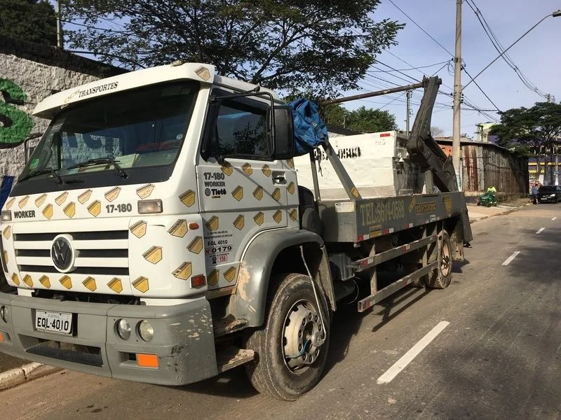 Caminhão de caçamba em atendimento na rua